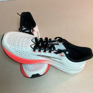 NWOT Brooks women’s size 9